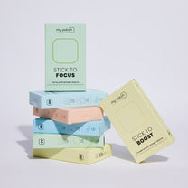 ערמה של קופסאות צבעוניות של מדבקות ויטמינים "My Patch", עם הכיתוב "Stick to Focus" ו-"Stick to Boost".