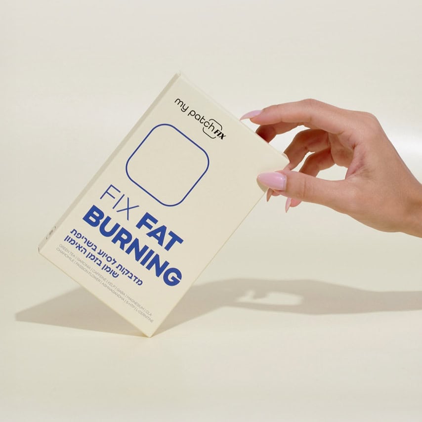 יד אוחזת קופסה לבנה שעליה כתוב "FIX FAT BURNING" (מדבקות לסיוע בשריפת שומן).