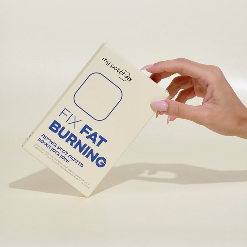 יד אוחזת קופסה לבנה שעליה כתוב "FIX FAT BURNING" (מדבקות לסיוע בשריפת שומן).