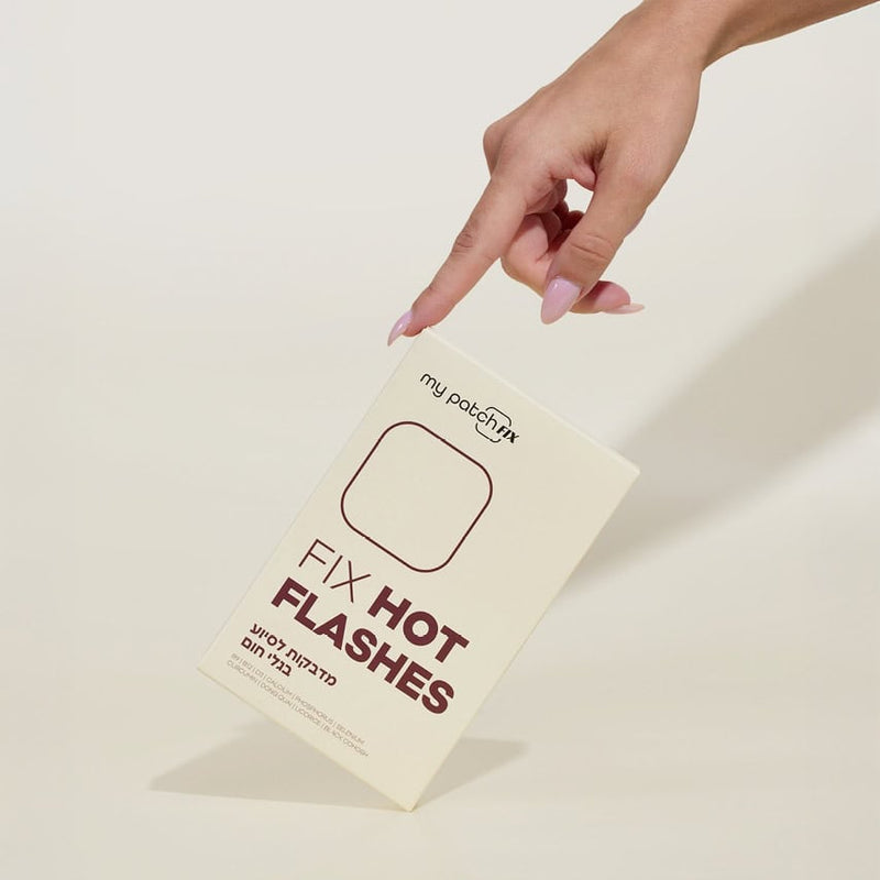 יד מצביעה על אריזה של מדבקות לטיפול בגלי חום.
