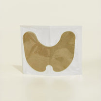 בתמונה, מדבקת בד חומה בצורת האות "U" הפוכה, ארוזה בשקית ניילון שקופה.