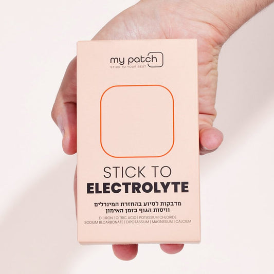 יד מחזיקה קופסה בצבע גוף עם הכיתוב "My Patch Stick to Electrolyte", המכילה מדבקות לסיוע בהחזרת מינרלים.