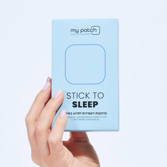יד מחזיקה קופסה כחולה של מדבקות שינה "My Patch", עם הכיתוב "Stick to Sleep".