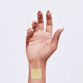 יד עם טלאי עור בצבע צהבהב-בהיר מודבקת על פרק כף היד.