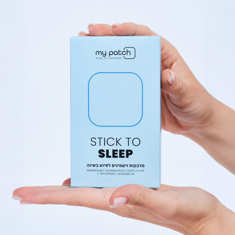 ידיים מחזיקות קופסה של מדבקות שינה "My Patch", עם רכיבים טבעיים המסייעים להירדם.